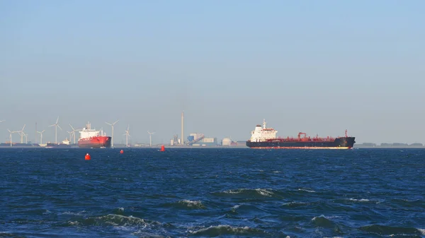 Frachtschiffe, die den Hafen verlassen — Stockfoto