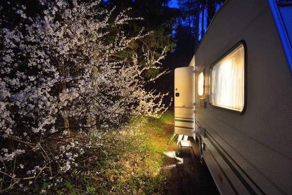 Bir orman yolu karavan römork 