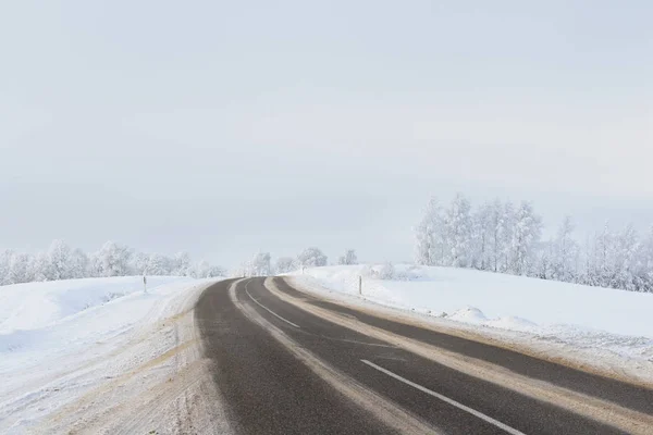 Estrada de ladeiras em um país das maravilhas do inverno rural — Fotografia de Stock