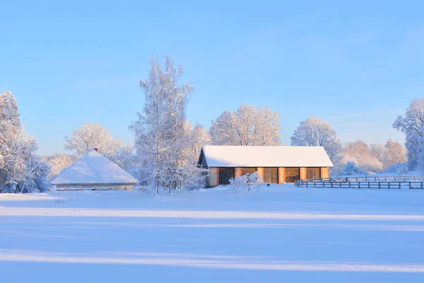 Paysage hivernal avec chalets ruraux — Photo