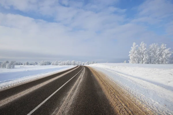 Estrada de inverno rural em um dia ensolarado — Fotografia de Stock