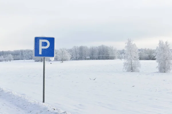 Стоянка в заснеженной местности — стоковое фото