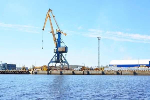 Gruas sobre a superfície da água no porto de Riga — Fotografia de Stock