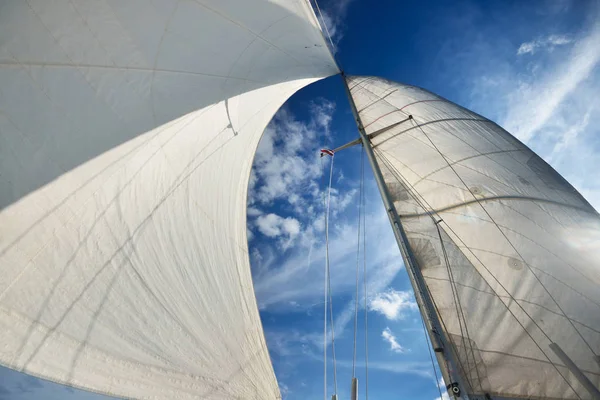 Blick nach oben auf den Mast eines Segelbootes — Stockfoto