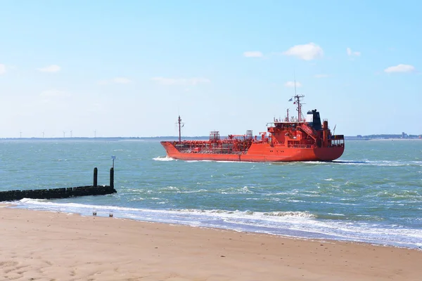 bağlantı noktasına yelken kargo gemisi