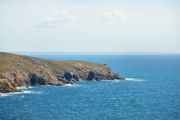 Okyanus sahil şeridine kayalar 