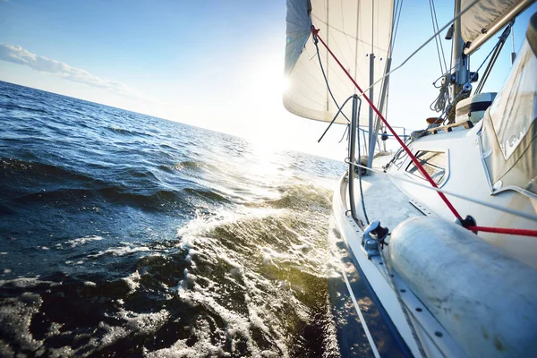 Vista in avanti da una barca a vela inclinata dal vento — Foto Stock