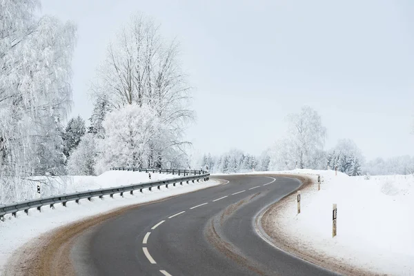 S-şekil kırsal yol üzerinden bir kış Harikalar Diyarı
