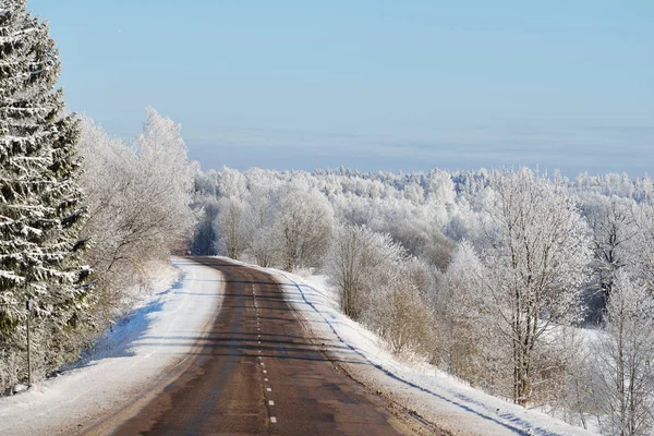 S-alakú vidéki út révén a téli wonderland — Stock Fotó