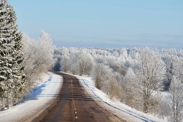 S-förmige Landstraße durch ein Winterwunderland — Stockfoto