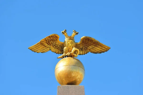 Двуглавый Русский Орел Золотая Архитектурная Деталь Против Голубого Неба — стоковое фото