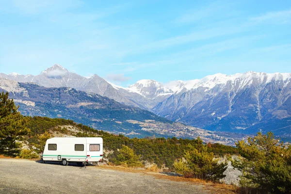 Roulotte con bici parcheggiata sulla cima di una montagna — Foto Stock