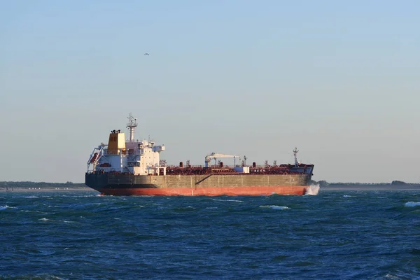 Nave cisterna cargo che naviga in mare — Foto Stock