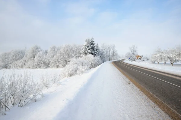 S-şekil kırsal yol üzerinden bir kış Harikalar Diyarı