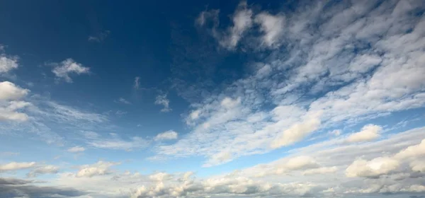 Klassieke Cloudscape Blauwe Lucht Met Decoratieve Wolken — Stockfoto