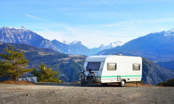 Bir dağın tepesinde bir bisiklet ile karavan Park 