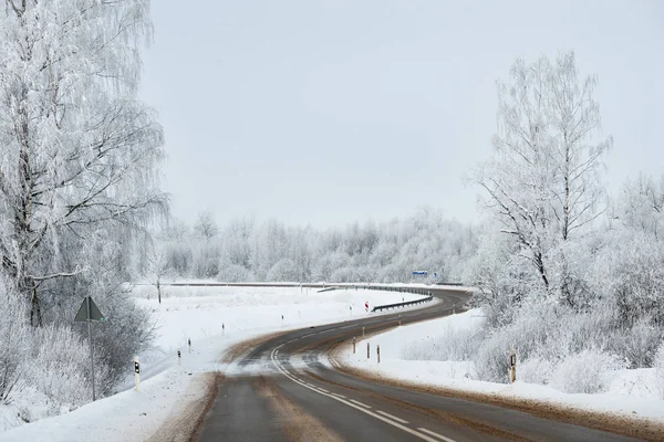 Strada rurale a forma di S attraverso un paese delle meraviglie invernale — Foto Stock