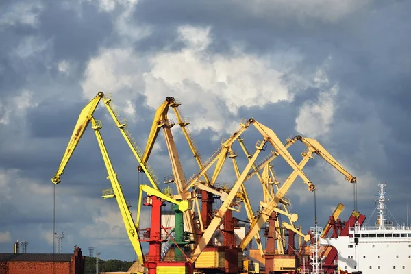 Bağlantı noktası Vinçler Ventspils serbest liman bulker gemisiyle yükleme