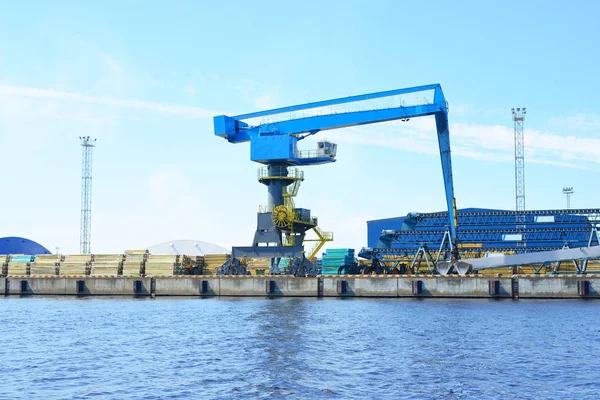 yüzey su Riga bağlantı noktası üzerinde Vinçler