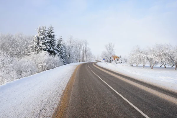 S-förmige Landstraße durch ein Winterwunderland — Stockfoto