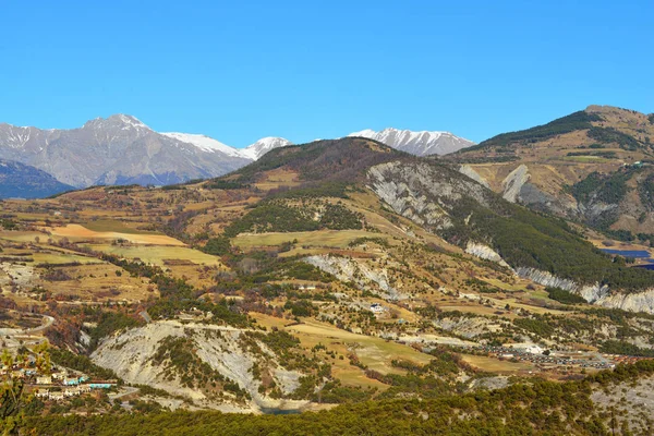 Ορεινό χωριό μπροστά από γαλλικές Αλπεις — Φωτογραφία Αρχείου