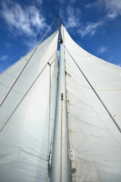 Blick nach oben auf den Mast eines Segelbootes — Stockfoto