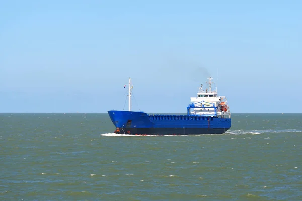 Nave da carico in partenza per il porto di Anversa — Foto Stock