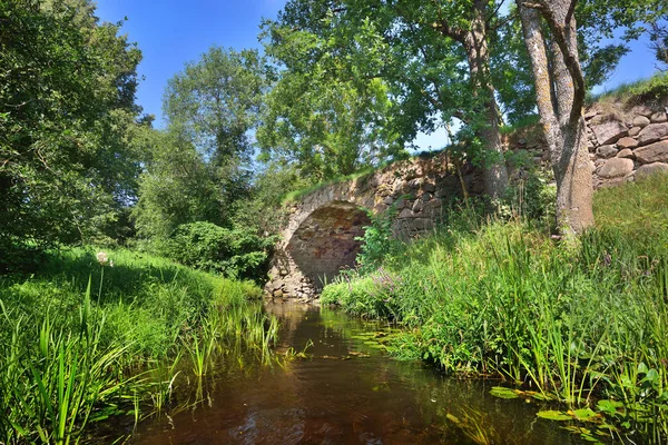 Küçük Ortaçağ köprü Nehri