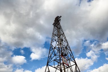 Terk edilmiş güç hat desteği gökyüzü karşı