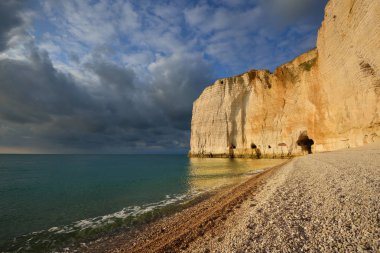 Normandiya Etretat beyaz kayalıklarla görünümünü