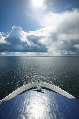 Yolcu feribotu bir açık yaz gününde pruvadan Baltık Denizi