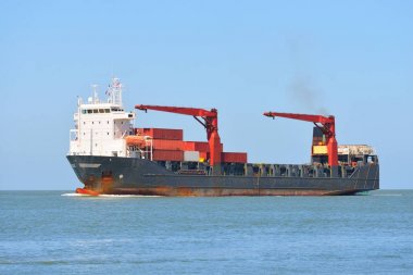 Kargo gemisi denize yelken 