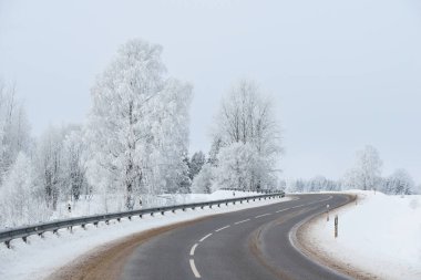 S-şekil kırsal yol üzerinden bir kış Harikalar Diyarı