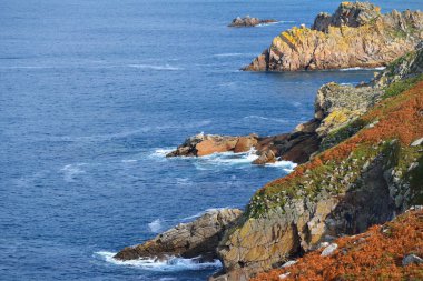 Ocean Pointe du Raz taşlara sahil şeridine