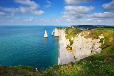 Normandiya Etretat beyaz kayalıklarla görünümünü