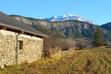 Bir taş ile Alpler'de bina