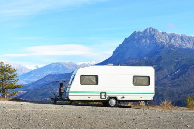 Bir dağın tepesinde bir bisiklet ile karavan Park 