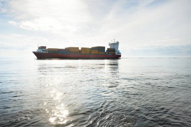 konteyner gemisi deniz suyu içinde yelken