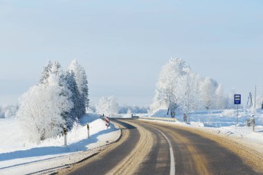 Kırsal kış otoyol güneşli bir günde