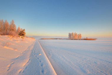 Riga'da donmuş bir göl güneş doğarken