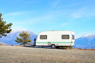 Bir dağın tepesinde bir bisiklet ile karavan Park 