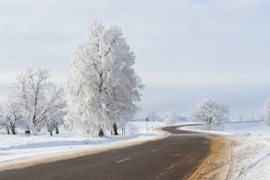 S-şekil kırsal yol üzerinden bir kış Harikalar Diyarı