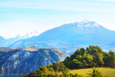 Göl lac yakınındaki Alplerdeki havadan görünümü de Serre-Poncon 