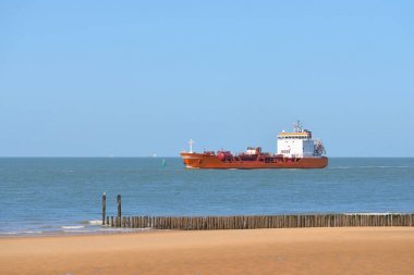 Kargo tanker gemisi yanındaki sahil yelken