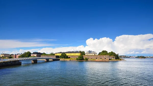 Panormic weergave van Helsinki over het water — Stockfoto