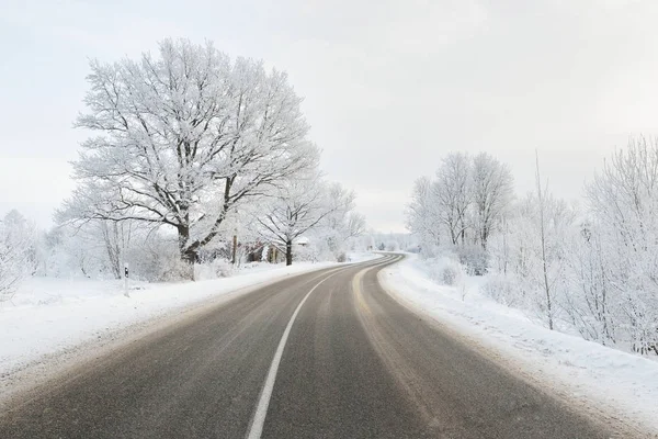 S-förmige Landstraße durch ein Winterwunderland — Stockfoto