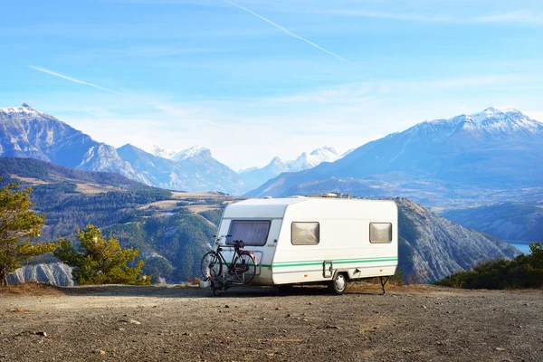 Bir dağın tepesinde bir bisiklet ile karavan Park 