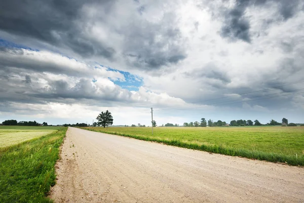 Štěrková cesta v krajině Lotyšsko — Stock fotografie