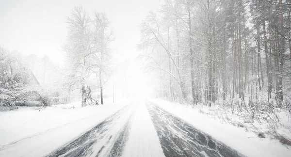 Strada invernale innevata durante bufera di neve — Foto Stock