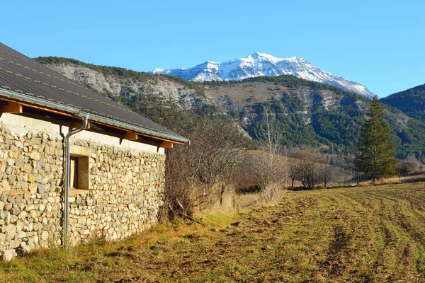 Bir taş ile Alpler'de bina